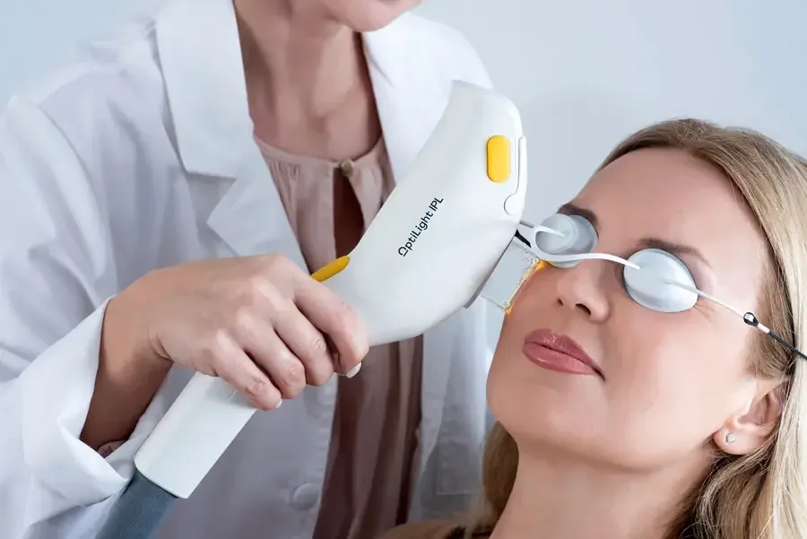 Η πλατφόρμα Lumenis OptiLight IPL που χρησιμοποιείται στην κλινική